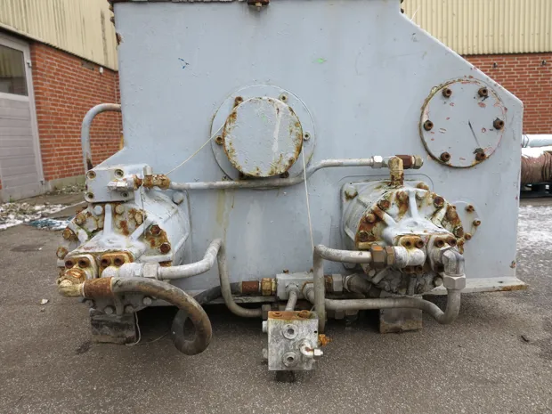 Image 1 of 4 - Split winch