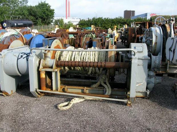 Image 1 of 2 - Split winch