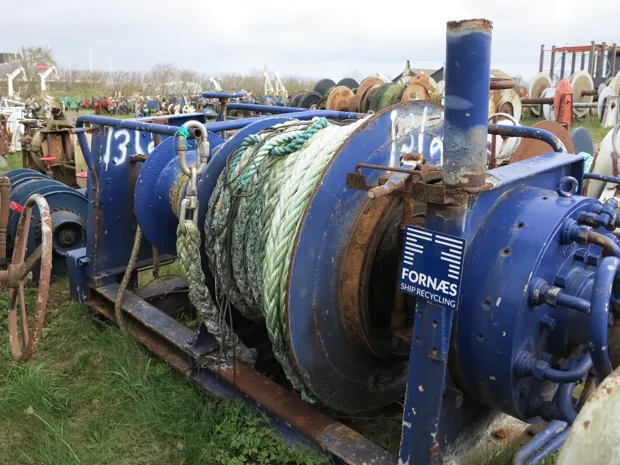 Image 4 of 5 - Tackle winch