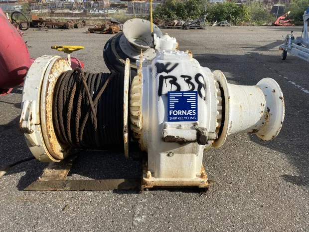 Image 1 of 6 - Mooring winch