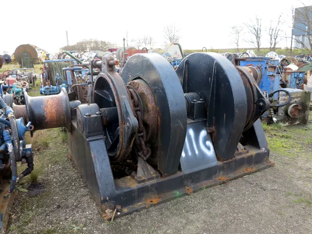 Image 1 of 5 - Anchor winch