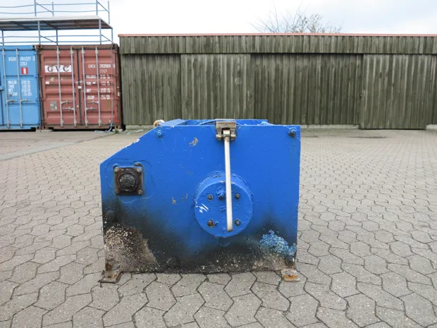 Image 3 of 4 - Sounder winch