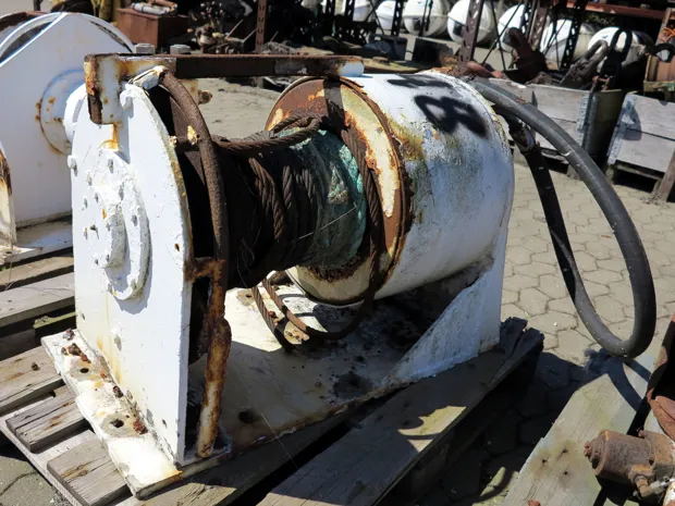 Image 1 of 4 - Tackle winch