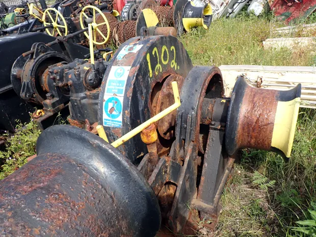 Image 3 of 3 - Anchor winch