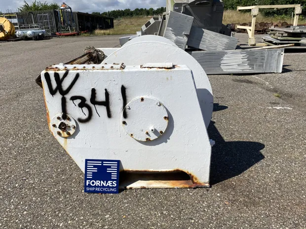 Image 4 of 7 - Sounder winch