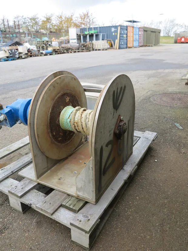 Image 4 of 5 - Tackle winch