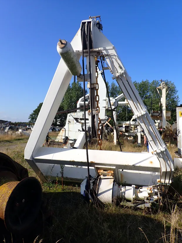 Image 3 of 5 - Davit