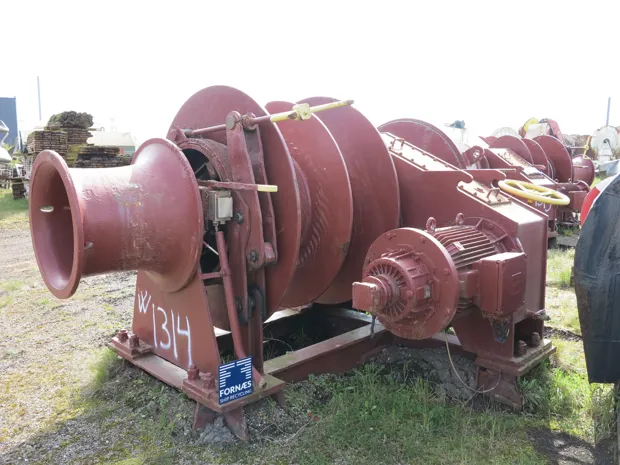 Image 4 of 9 - Anchor winch