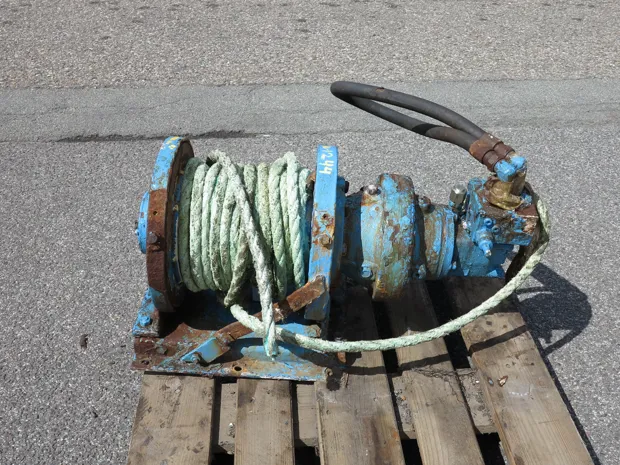 Image 1 of 5 - Small winch