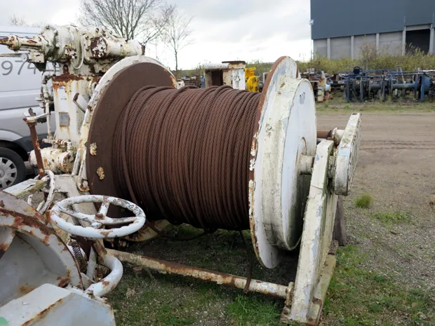 Image 2 of 3 - Split winch