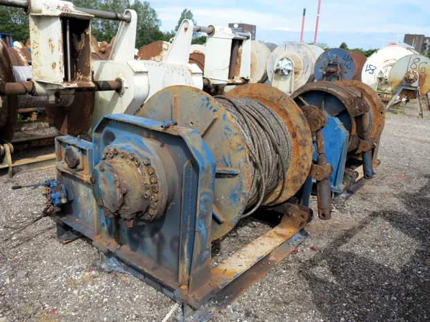 Image 1 of 4 - Split winch