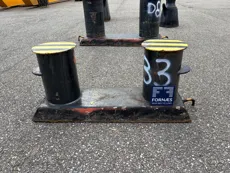 D833