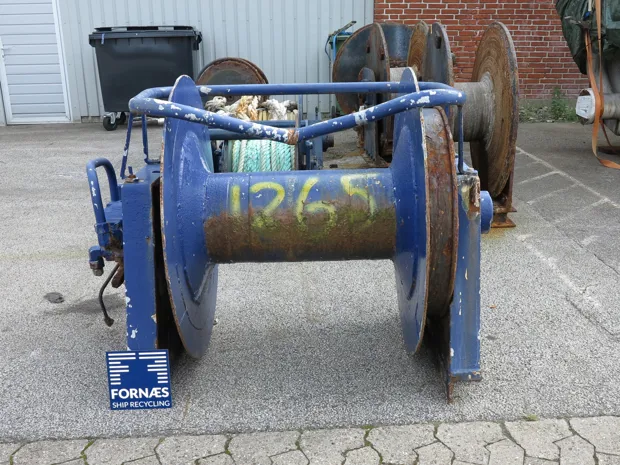 Image 2 of 3 - Trawl winch