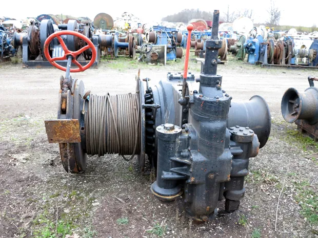 Image 3 of 3 - Mooring winch