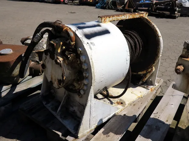 Image 2 of 4 - Tackle winch