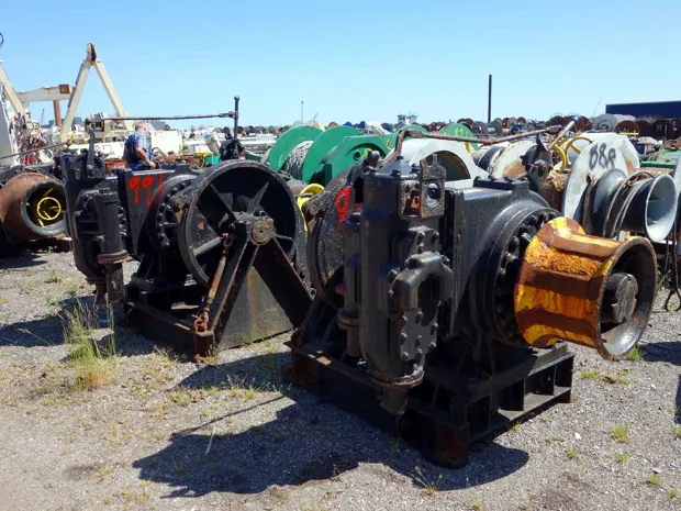 Image 1 of 4 - Anchor winch