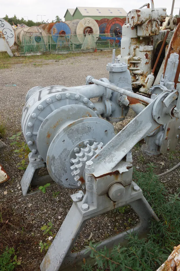 Image 1 of 4 - Anchor winch