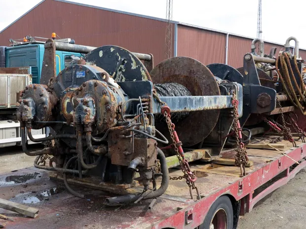 Image 5 of 7 - Split winch