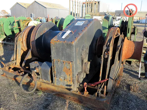 Image 2 of 4 - Anchor winch