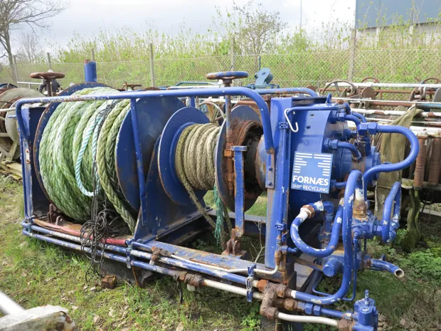 Image 1 of 5 - Tackle winch