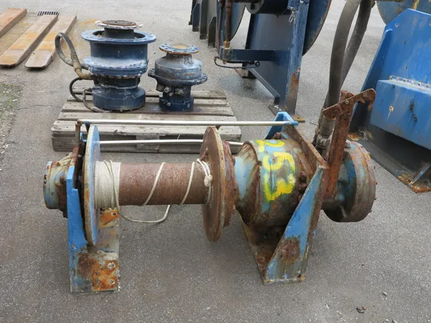 Image 1 of 4 - Tackle winch