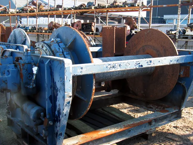 Image 1 of 4 - Split winch