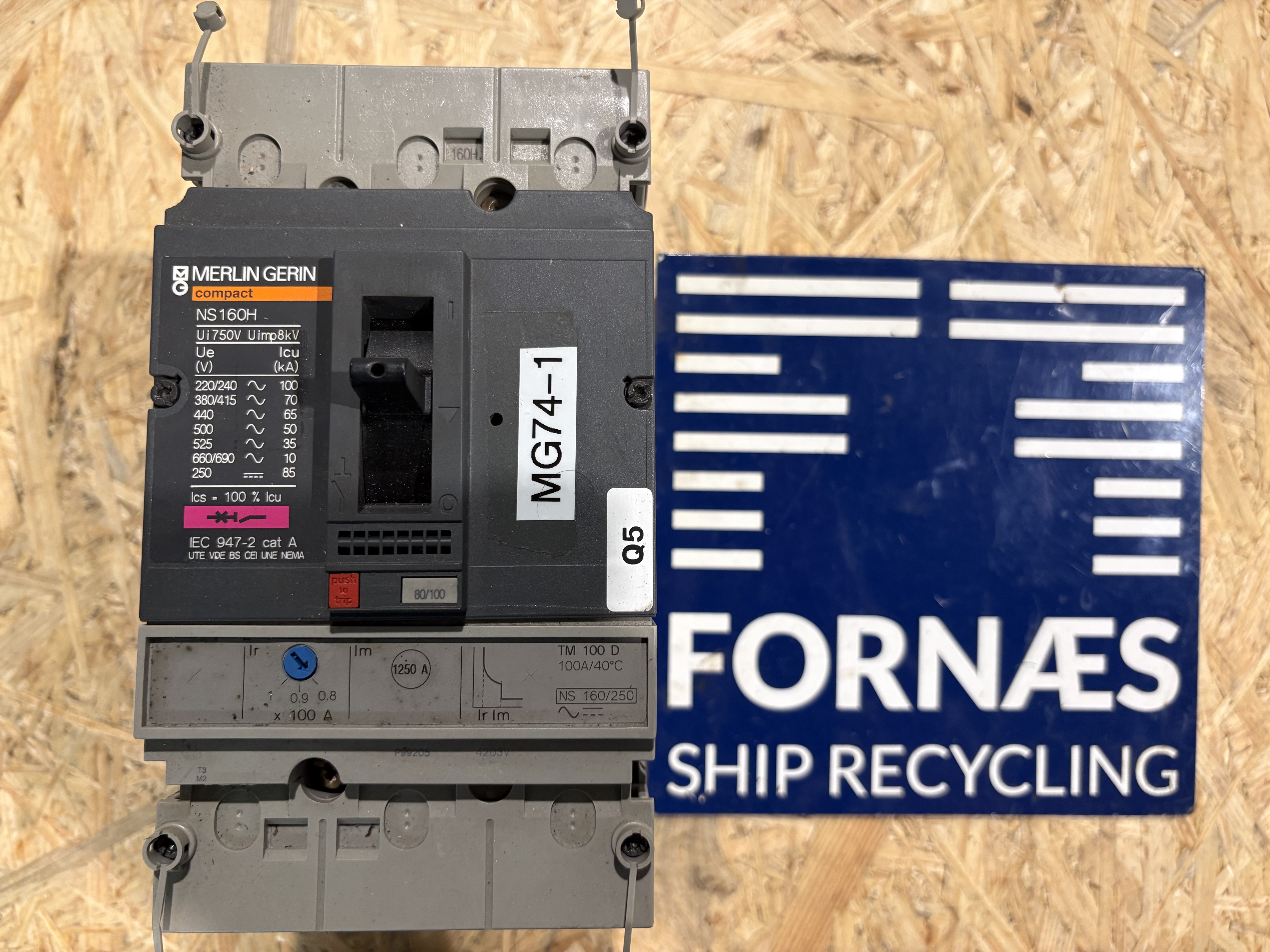 Merlin Gerin - Compact