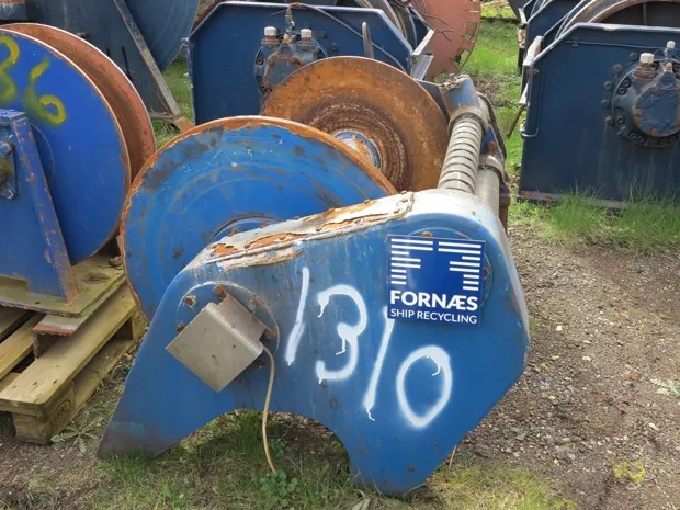 Image 3 of 4 - Split winch