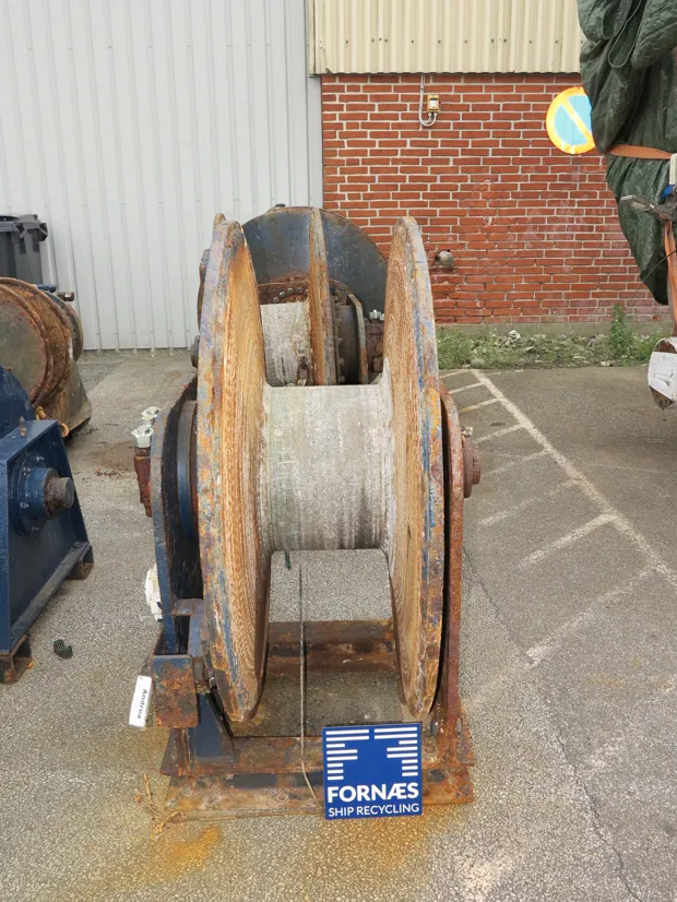 Image 2 of 4 - Trawl winch