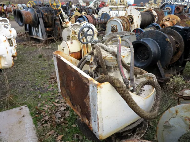 Image 3 of 4 - Mooring winch