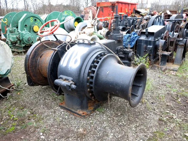 Image 2 of 3 - Mooring winch