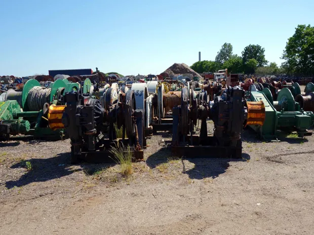 Image 3 of 4 - Anchor winch