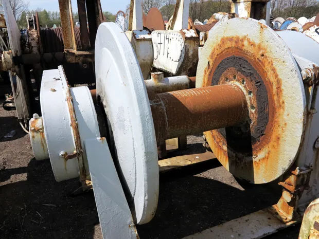 Image 1 of 5 - Split winch