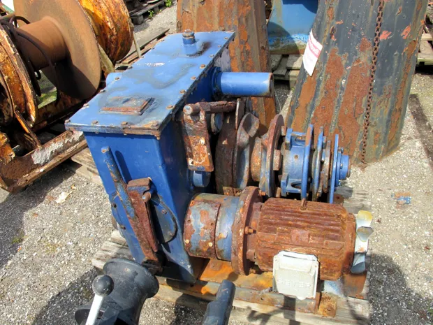 Image 4 of 4 - Anchor winch