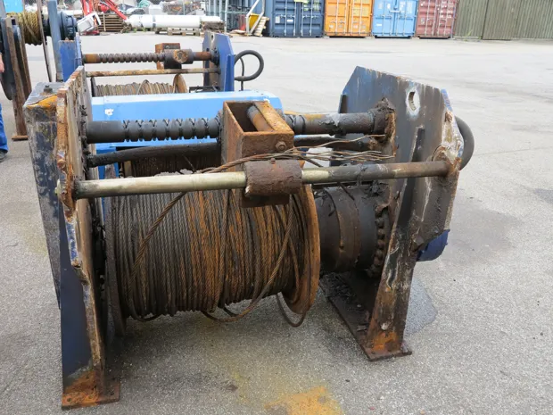 Image 2 of 5 - Split winch