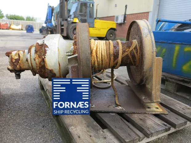 Image 1 of 4 - Small winch