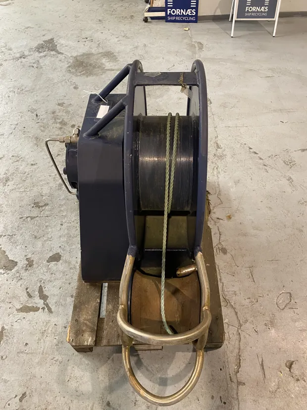 Image 6 of 7 - Split winch