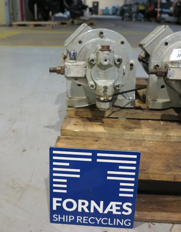 Image 3 of 5 - HP960