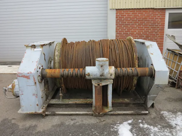 Image 2 of 4 - Split winch