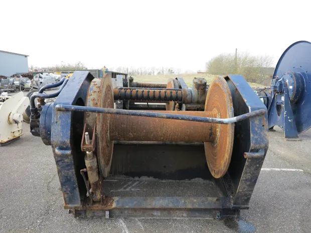 Image 4 of 9 - Split winch