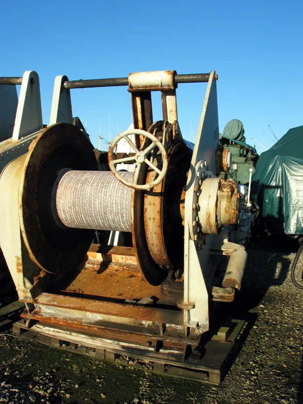 Image 1 of 2 - Split winch