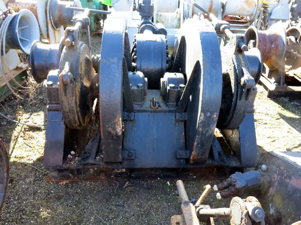Image 1 of 5 - Anchor winch