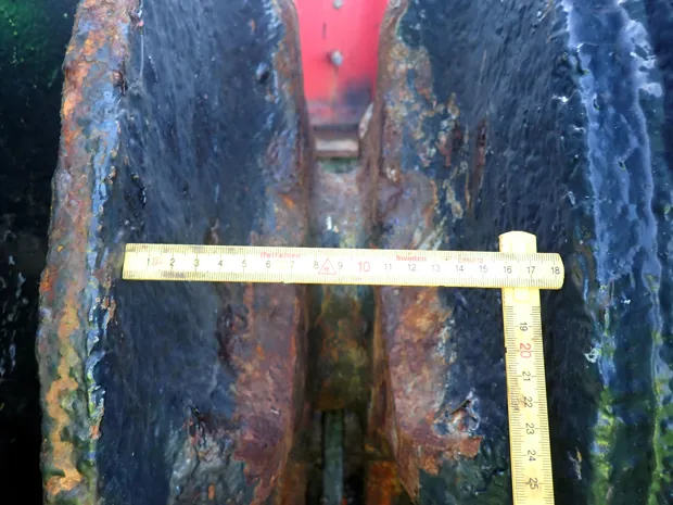 Image 5 of 6 - Anchor winch