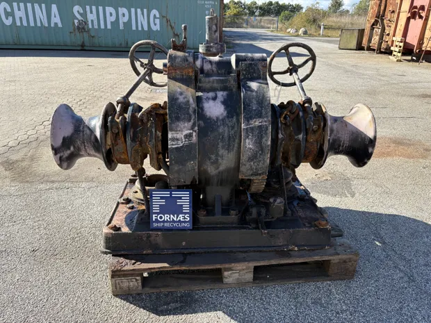 Image 3 of 9 - Anchor winch