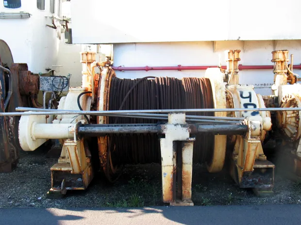 Image 1 of 2 - Split winch