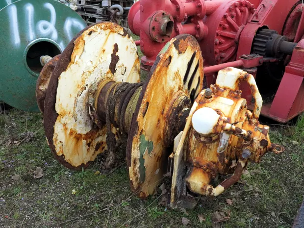 Image 1 of 5 - Anchor winch