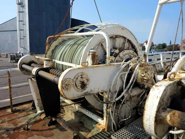 Image 7 of 7 - Split winch