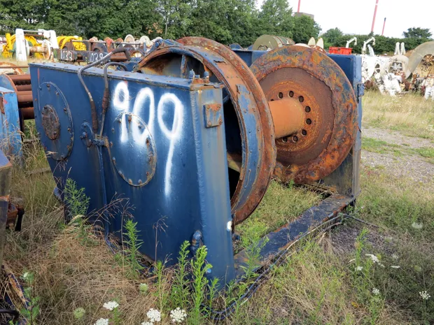 Image 1 of 5 - Split winch