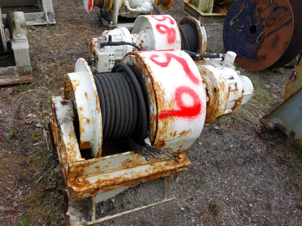 Image 1 of 2 - Small winch