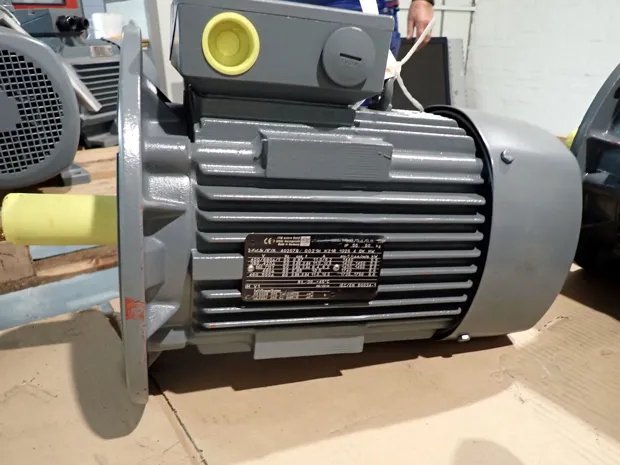 Image 2 of 3 - VEM - K21R 132 S4 DK HW